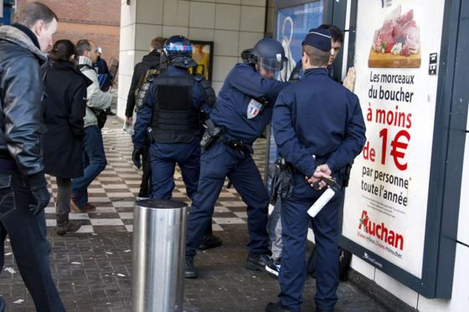 Los franceses se echan a la calle para que Sarkozy no eleve la edad de jubilación.

Foto: EFE