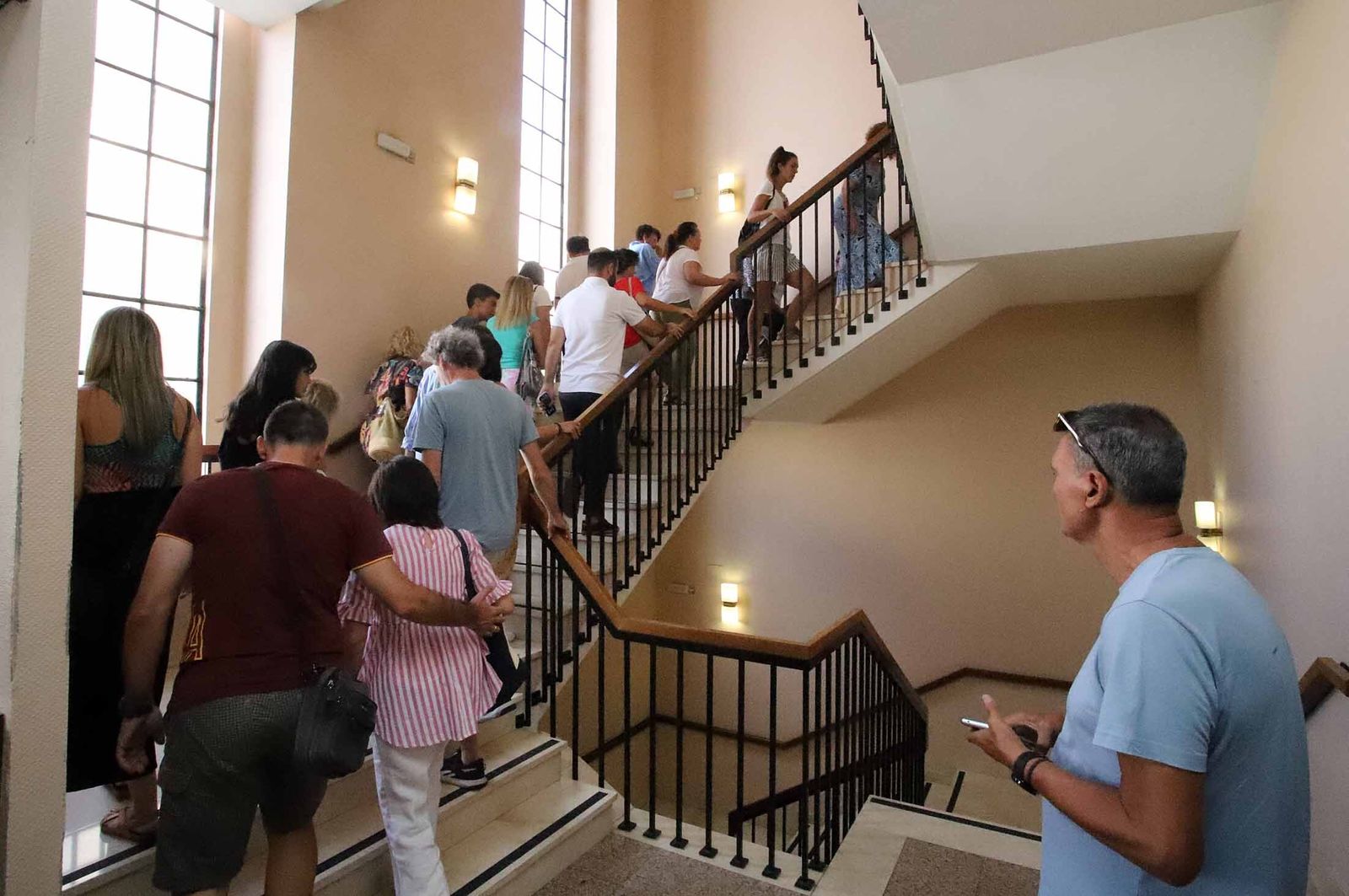 Imágenes de la visita guiada al Gran Teatro de Huelva por su 100 aniversario