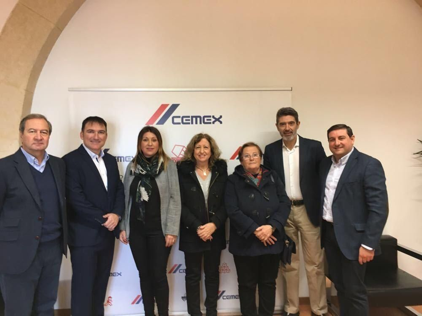 Representantes de Cemex y alcaldes de la comarca.