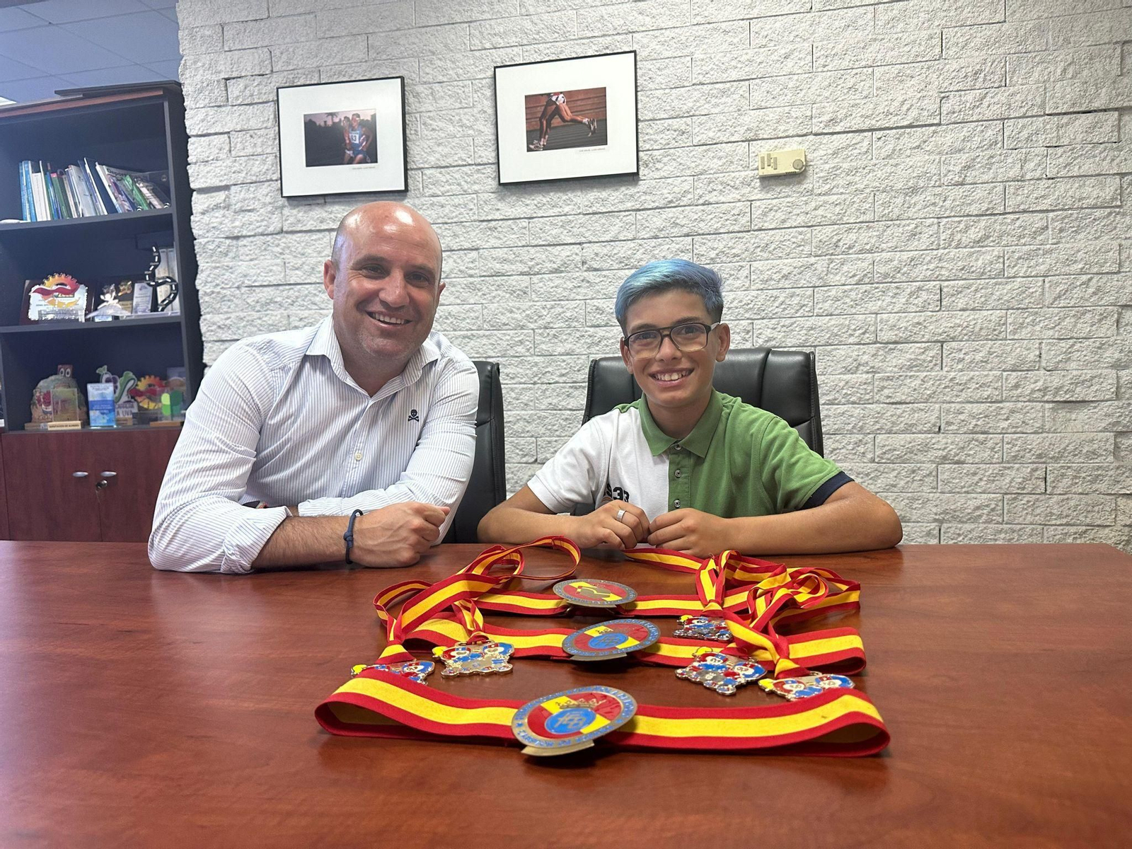 Tristán Romero, campeón de España de Boxeo por Comunidades, posa con sus medallas junto al diputado de Deportes.