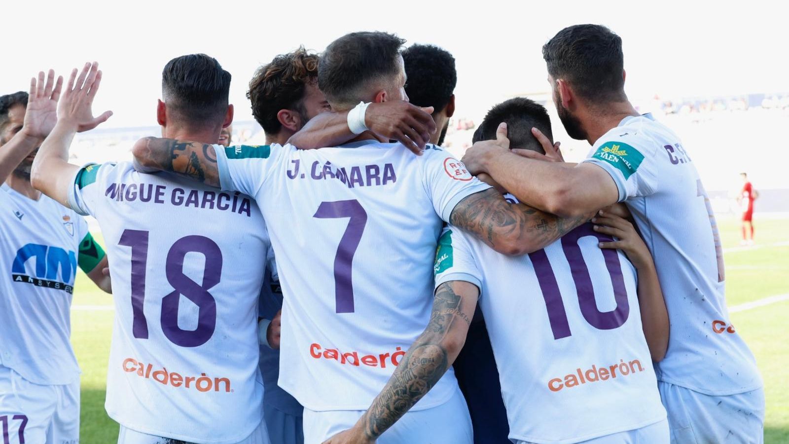 Los jugadores del Real Jaén celebran el tanto de Adri Paz.