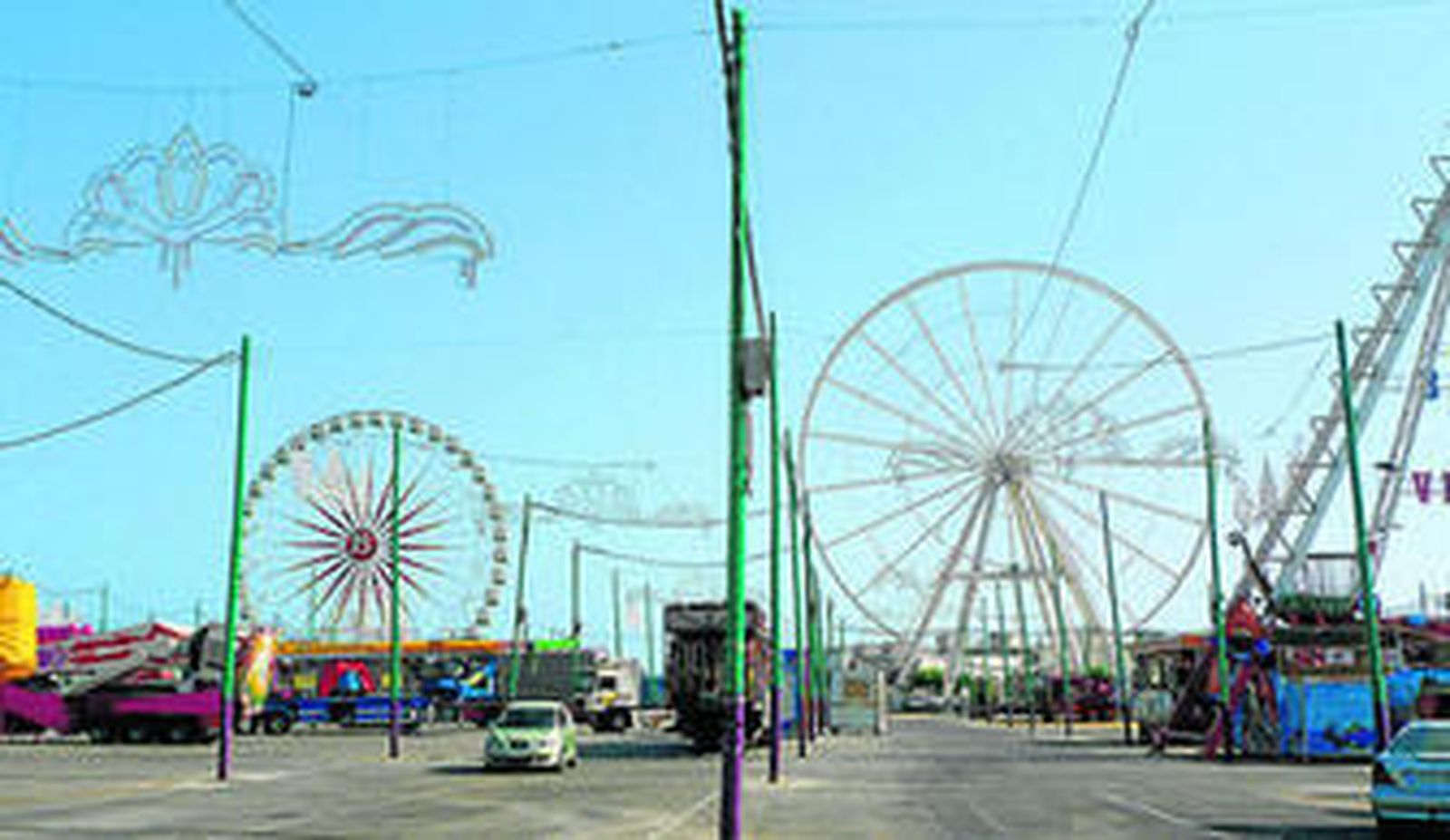 Vista de la mayor noria de Europa, situada a la derecha, ayer por la tarde en el Real junto a la noria que viene cada año.