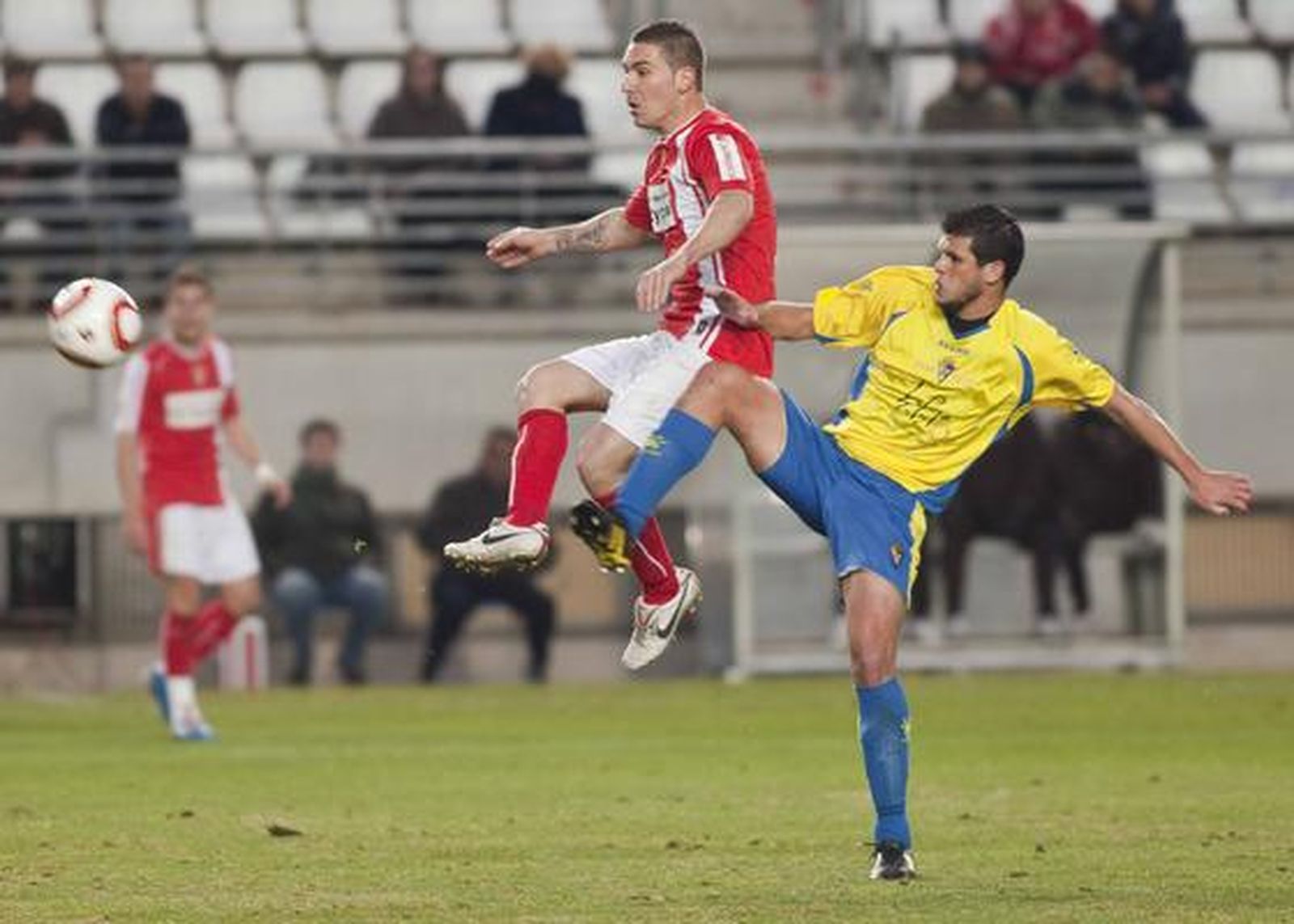 Álvaro Silva pelea con Chando. 

Foto: LOF