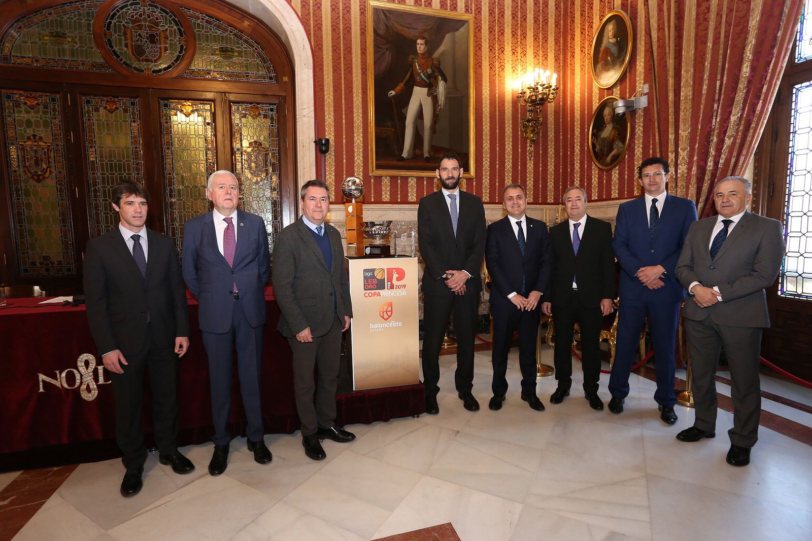 Los asistentes al acto posan en el Salón Colón del Ayuntamiento junto al trofeo.