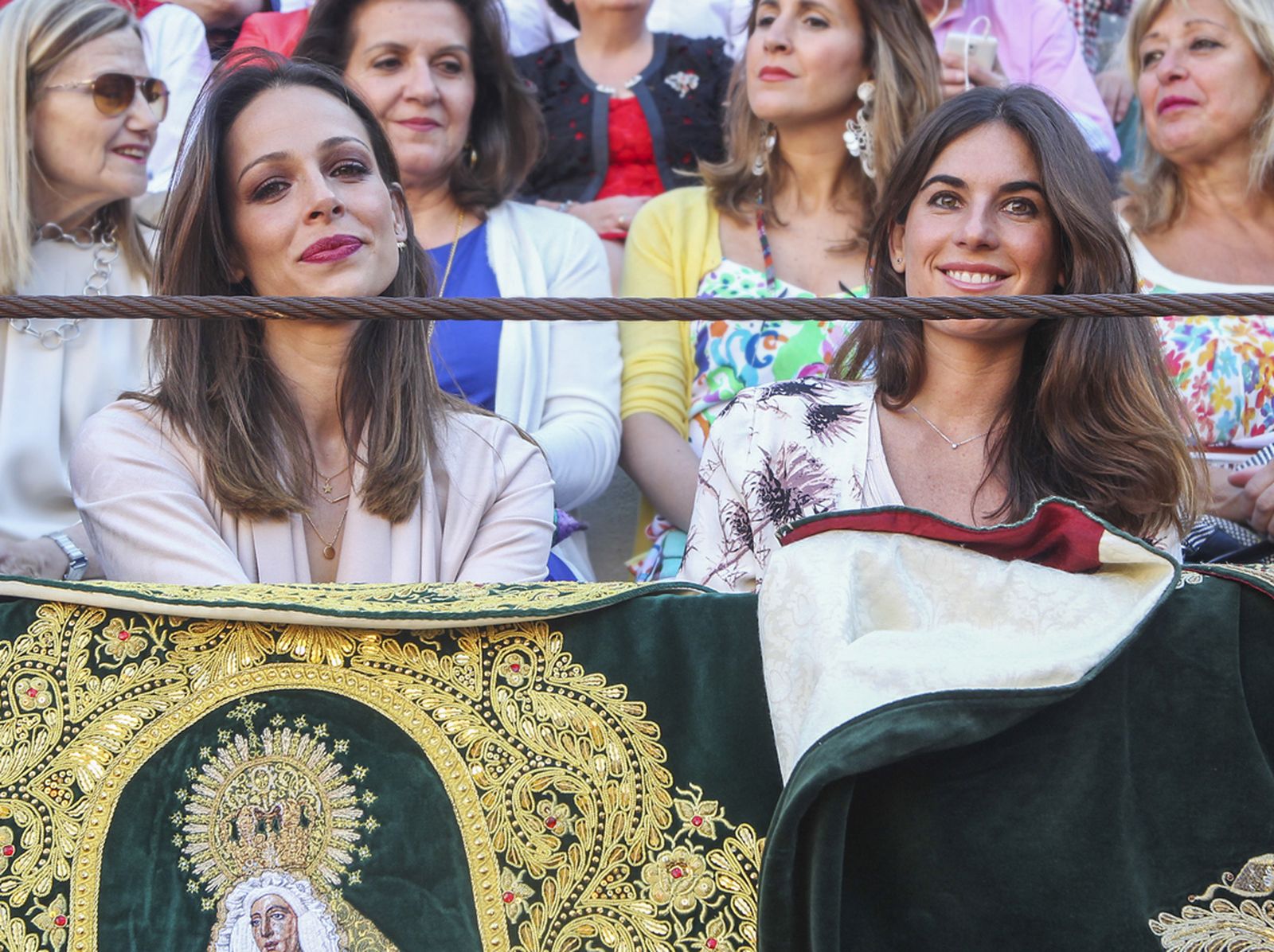 Eva González y Lourdes Montes asisten juntas a una tarde de toros en Granada.
