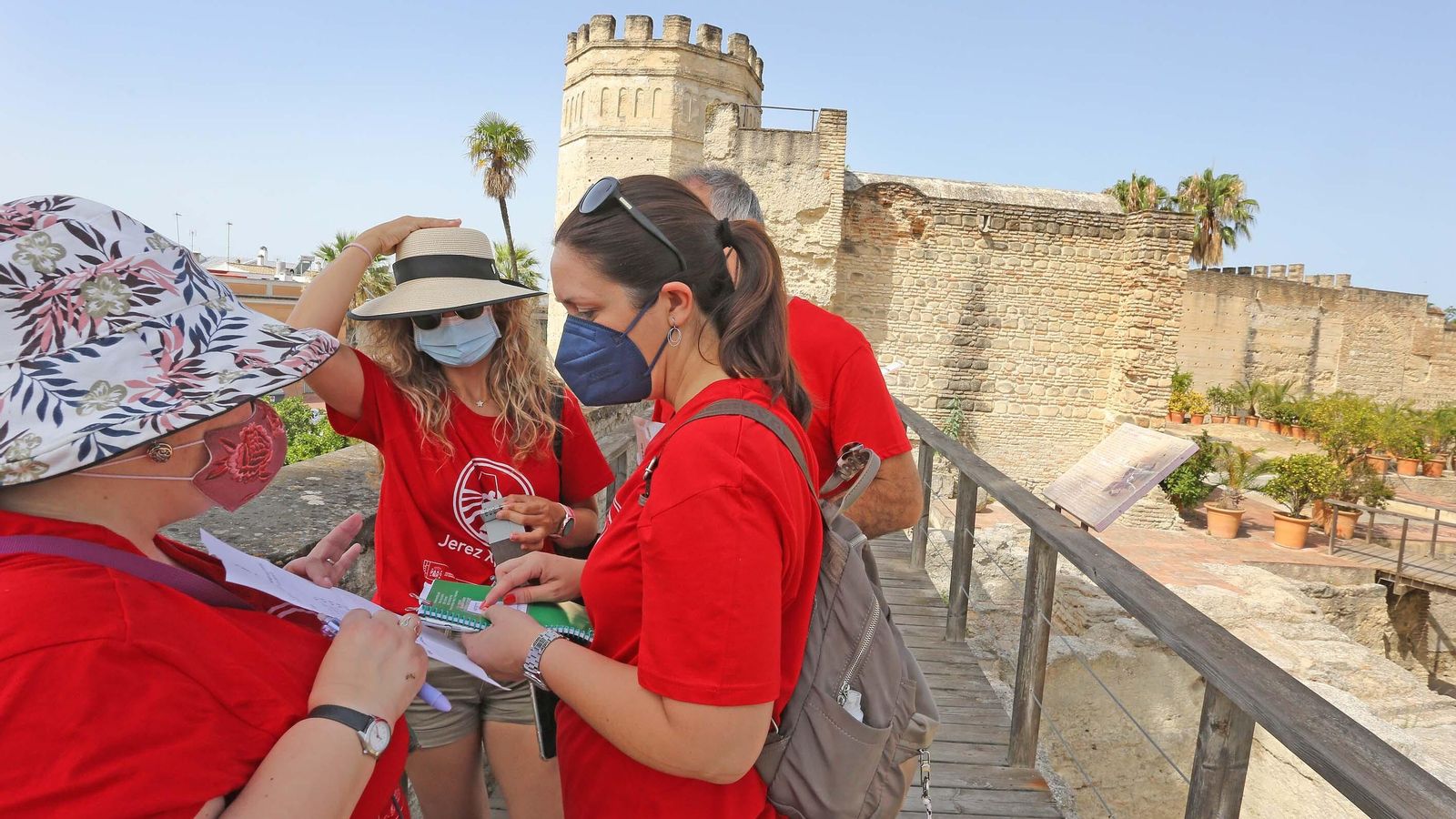 Varios docentes, en pleno reto en el Alcázar.