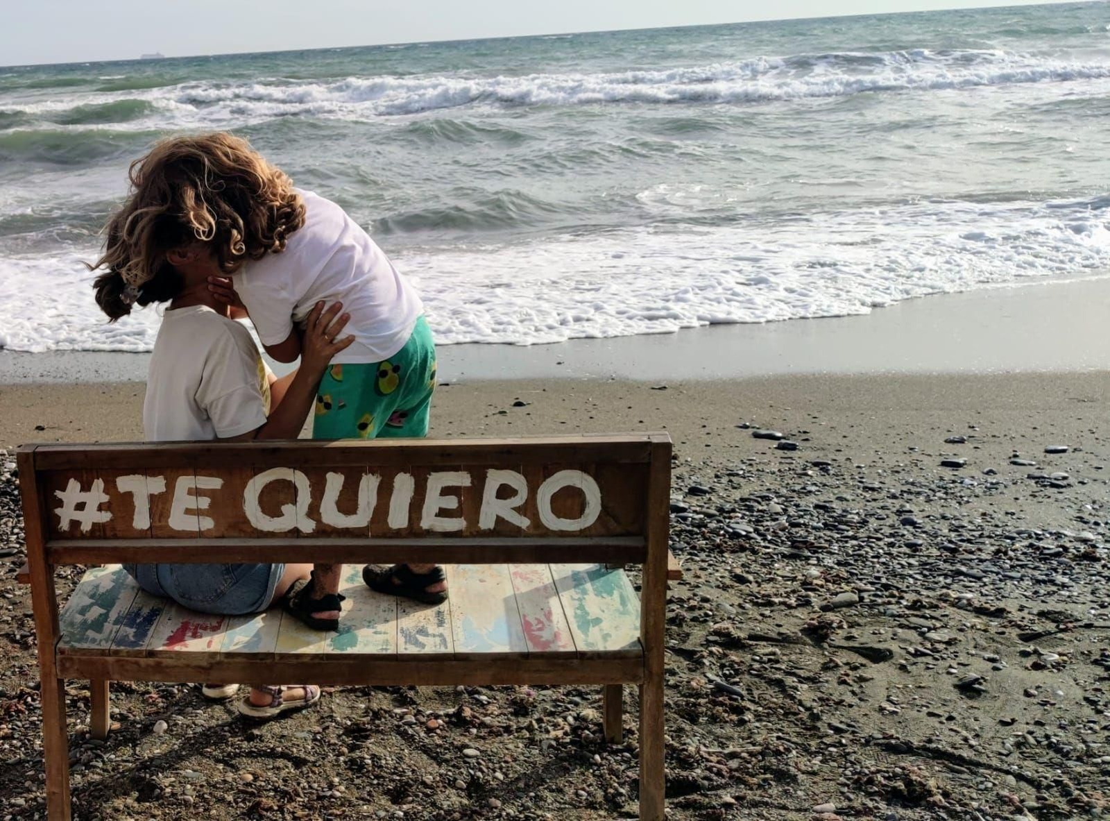 Leo abrazando a Mercedes, su madre.