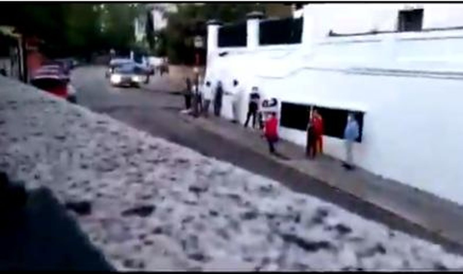 El escrache en la calle de Ábalos