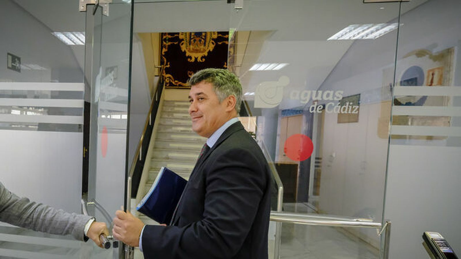 Ignacio Romaní en la sede de Aguas de Cádiz antes de entrar en el consejo en el que se trató su caso.