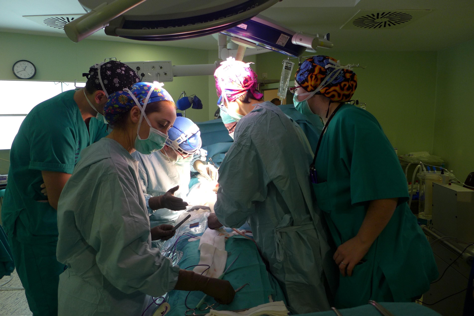 Sanitarios durante un trasplante de hígado. Sanitarios durante un trasplante de hígado.