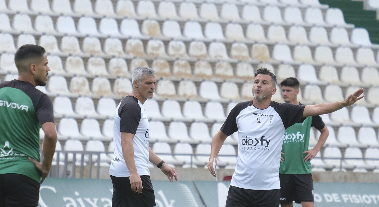 Iván Ania da órdenes durante el entrenamiento de este viernes en El Arcangel.