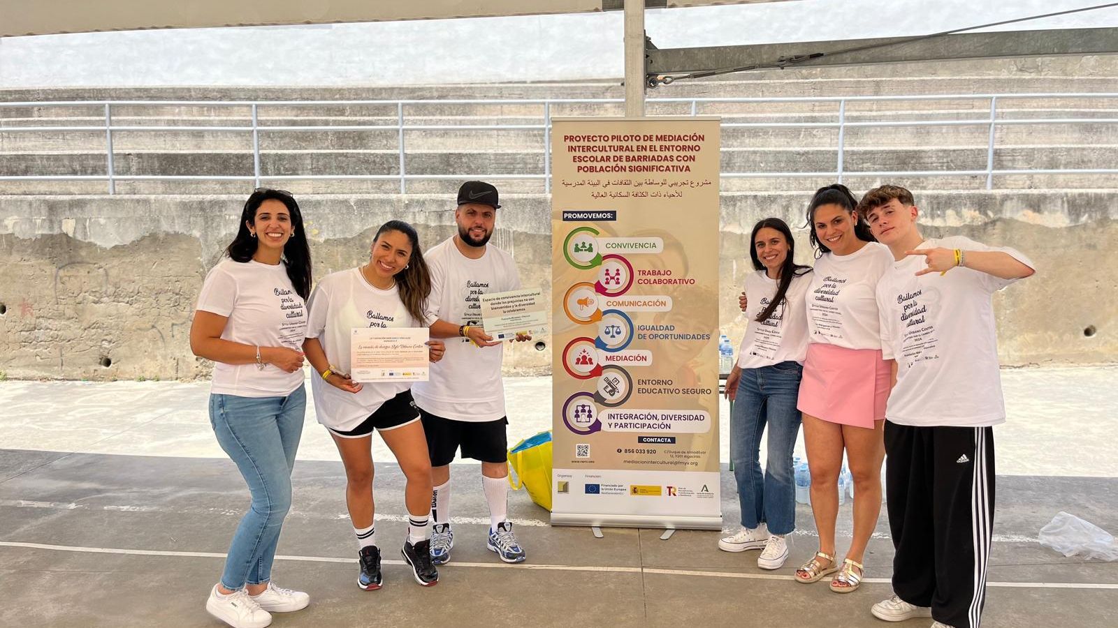 Algunos alumnos con el profesor de baile.