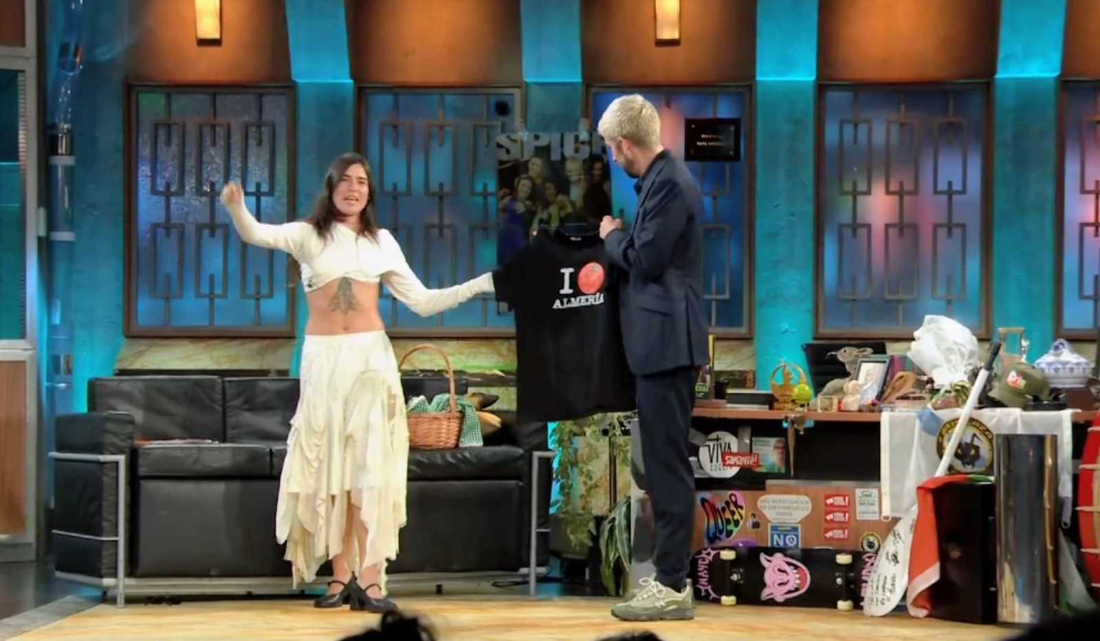 La almeriense Vera GRV junto a David Broncano en La Revuelta de TVE.