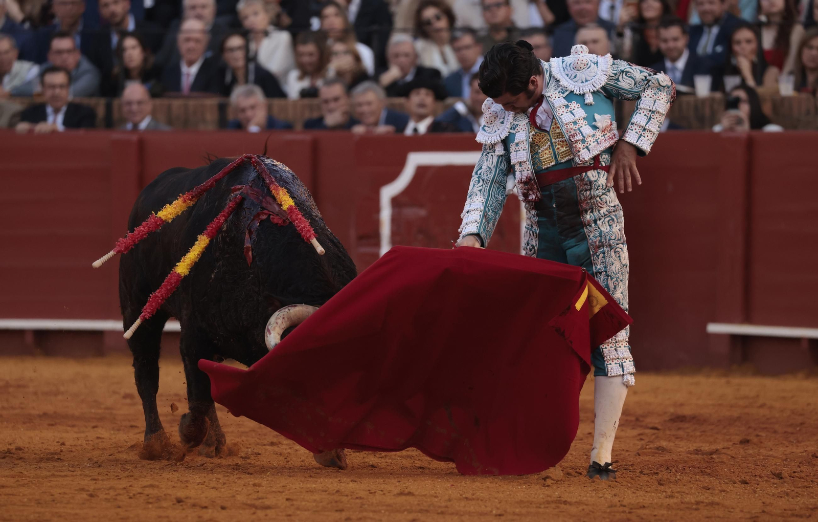 Las imágenes de los toros en Sevilla con Morante de la Puebla, José María Manzanares y Talavante
