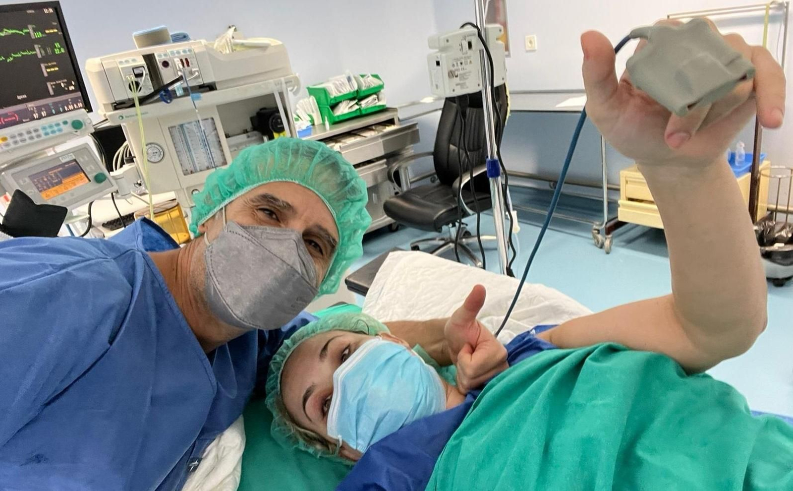 Quien escribe estas líneas junto a su amiga y paciente Rosa Maldonado antes de la intervención