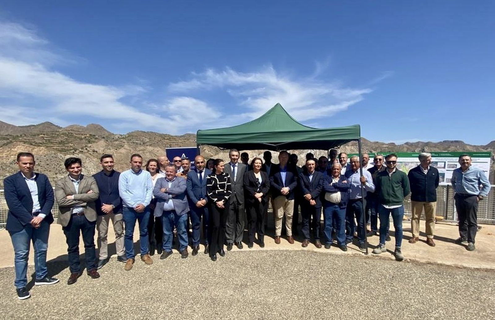 Numerosos alcaldes y representantes de regantes, junto a Carmen Crespo en Cuevas.