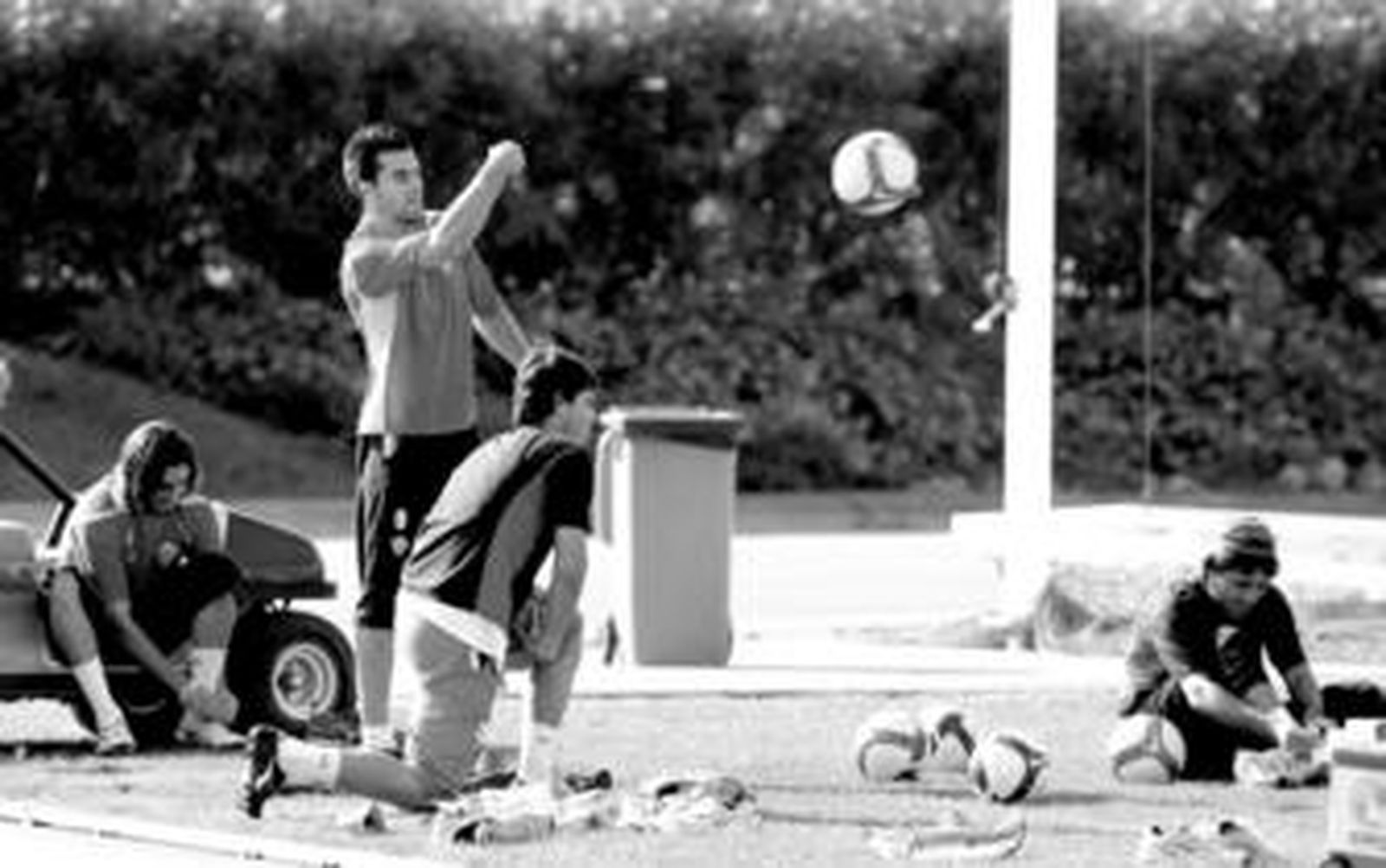 Álvaro Negredo lanza un balón con la mano antes del entrenamiento.
