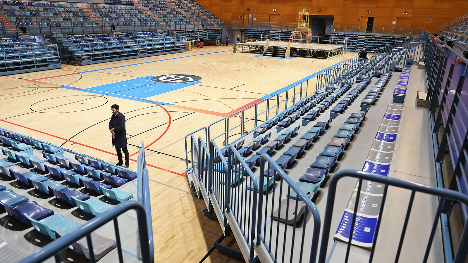 Las fotografías de los preparativos en el Carolina Marín para la Misa funeral por las víctimas de Adamuz