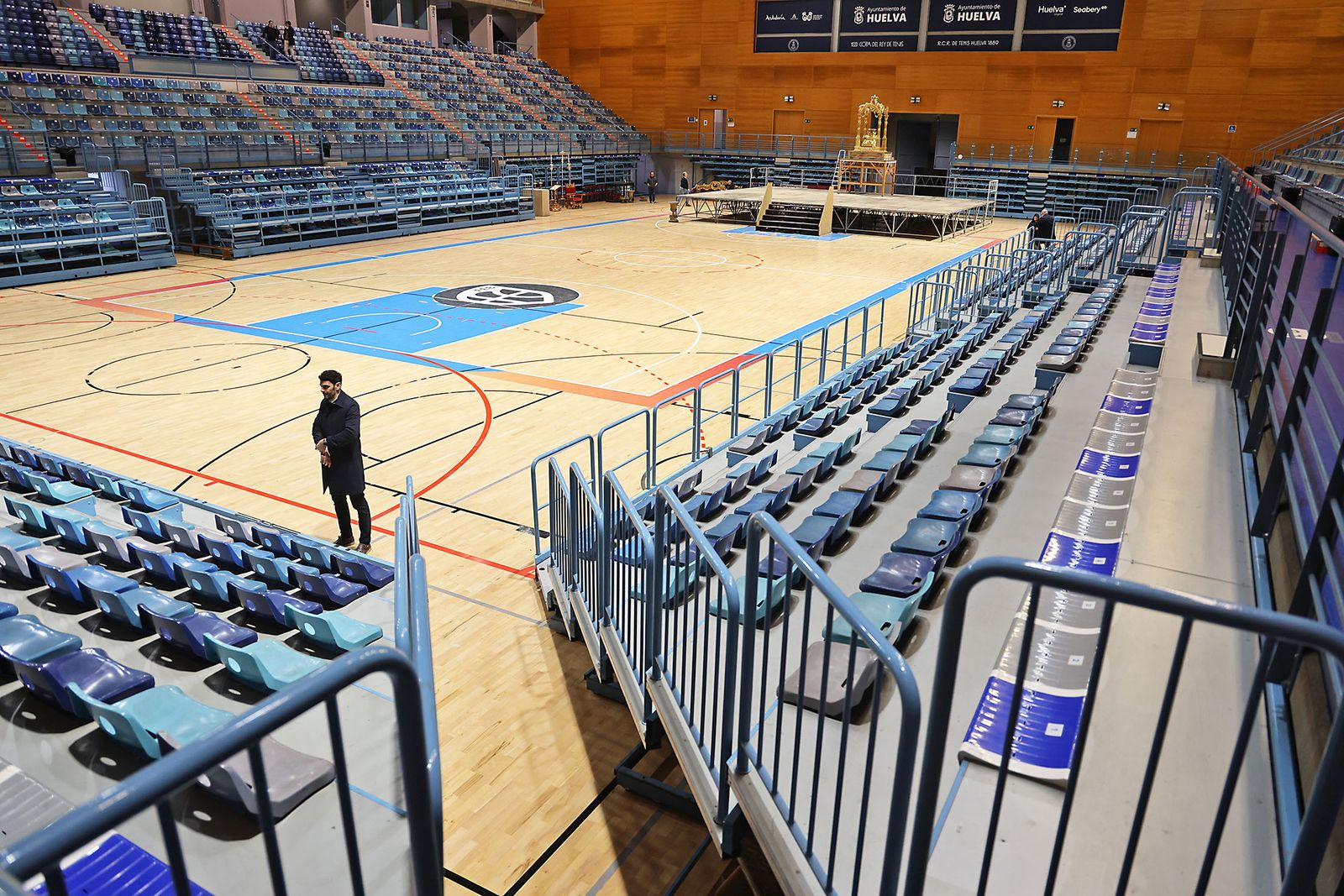 Las fotografías de los preparativos en el Carolina Marín para la Misa funeral por las víctimas de Adamuz