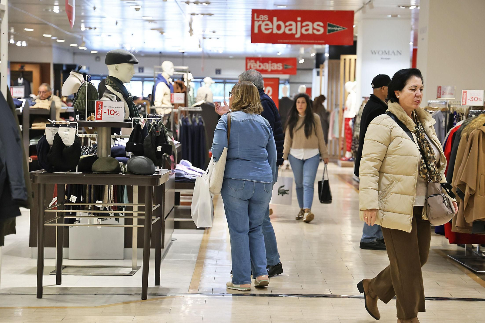 Imágenes del comienzo de las rebajas en Huelva