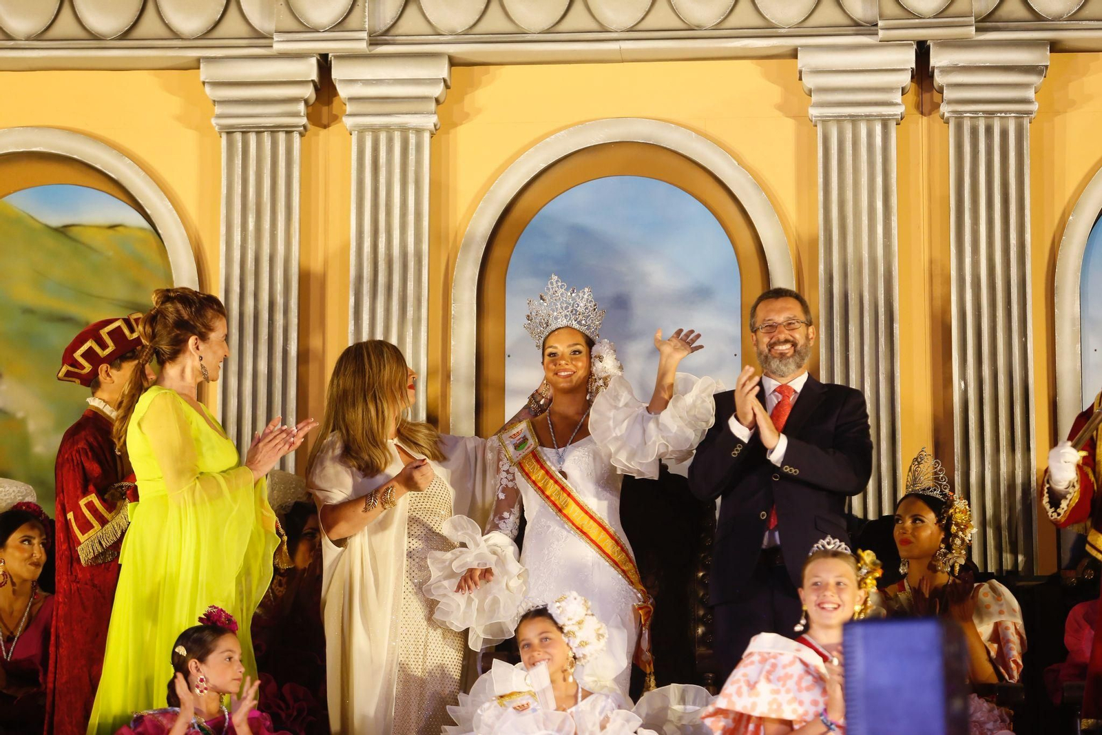 La reina juvenil, Rocío Pacheco, siendo coronada.