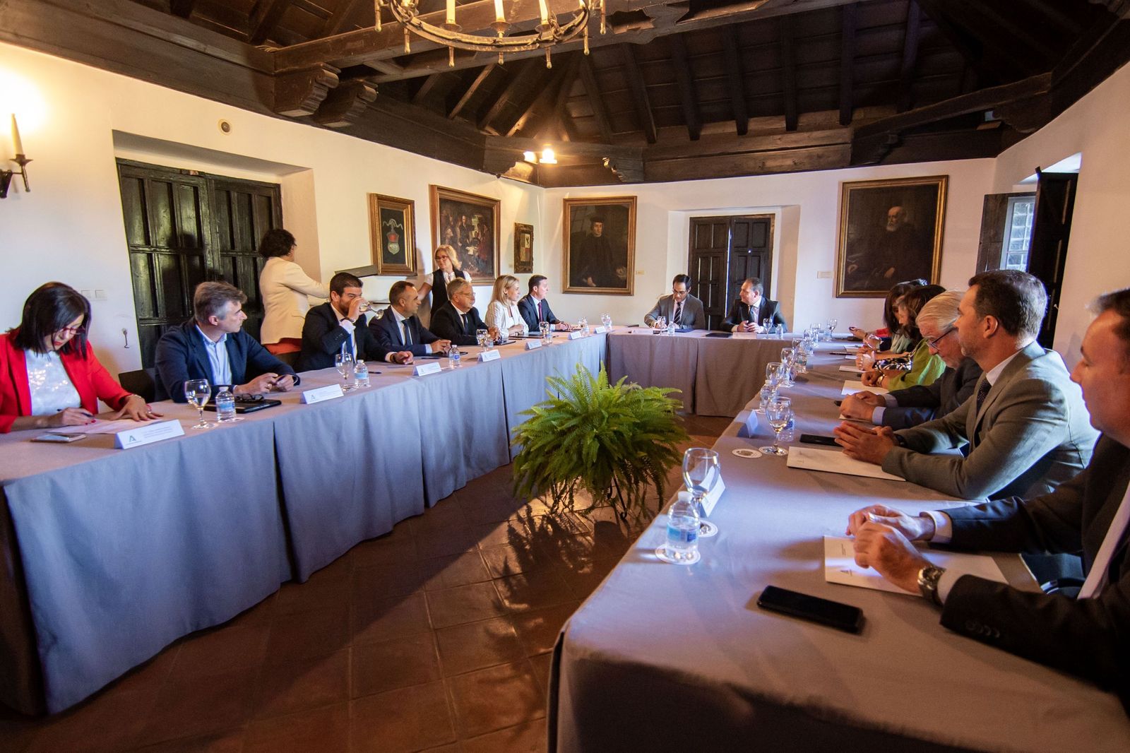José Antonio Nieto con representantes de las diputaciones andaluzas en La Rábida