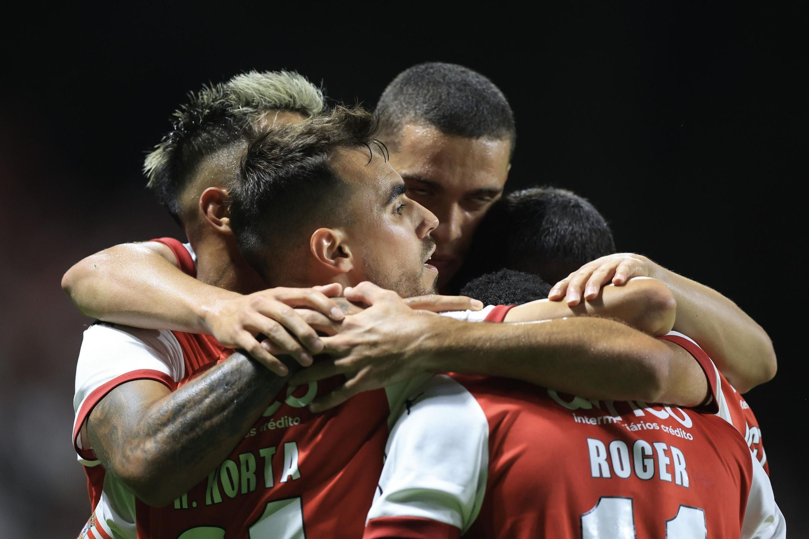 Ricardo Horta, rodeado por sus compañeros del Braga. Ricardo Horta, rodeado por sus compañeros del Braga.