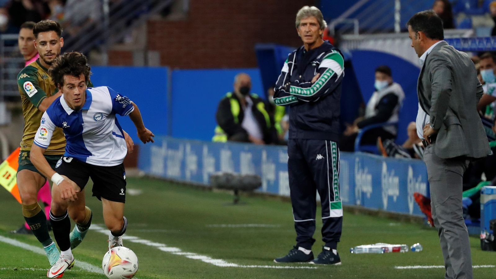 Pellegrini observa un lance del encuentro en Mendizorroza.
