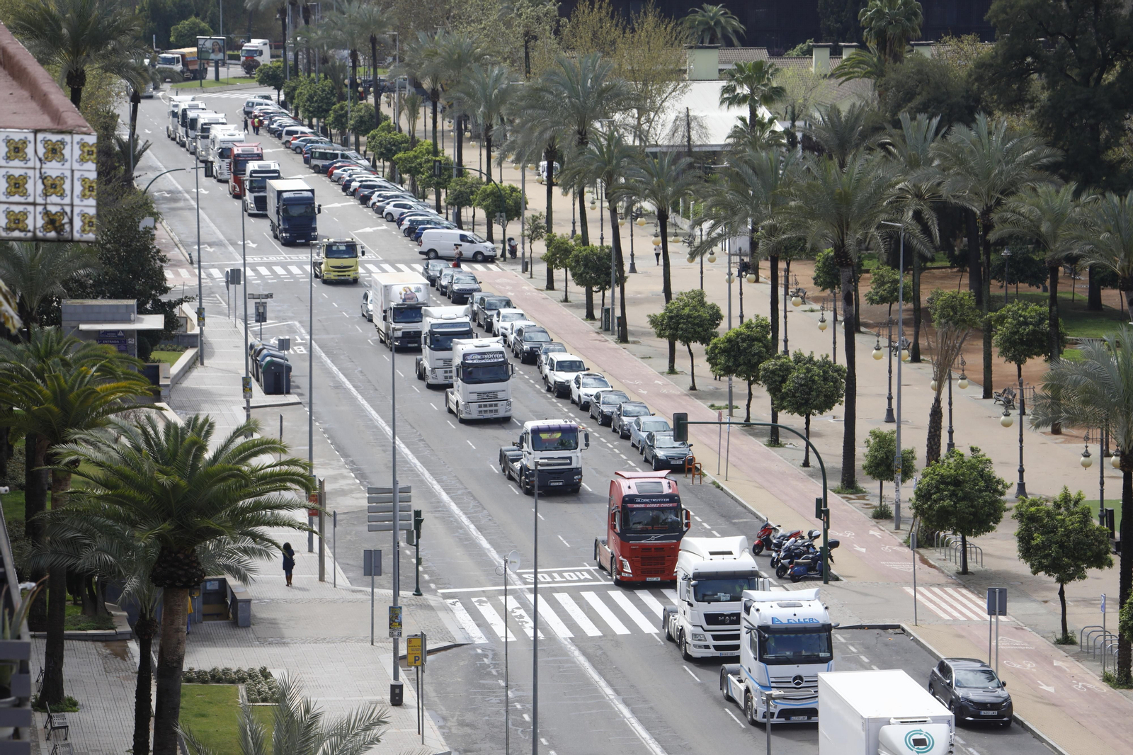 Los transportistas colapsan el centro de Córdoba, en imágenes