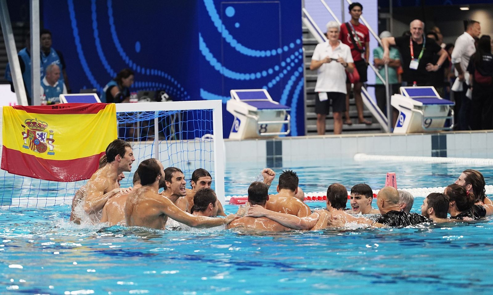 La selección española masculina de waterpolo ganó su cuarto oro en los Mundiales de Natación celebrados en Singapur, al derrotar a Hungría (15-13) en la final. Tras los títulos de Perth 1998, Fukuoka 2001 y Budapest 2022, el de Singapur fue el segundo oro del equipo que dirige David Martín con un equipo liderado por el capitán Felipe Perrone, y con Álvaro Granados como MVP de los Mundiales, en los que España suma cinco podios.