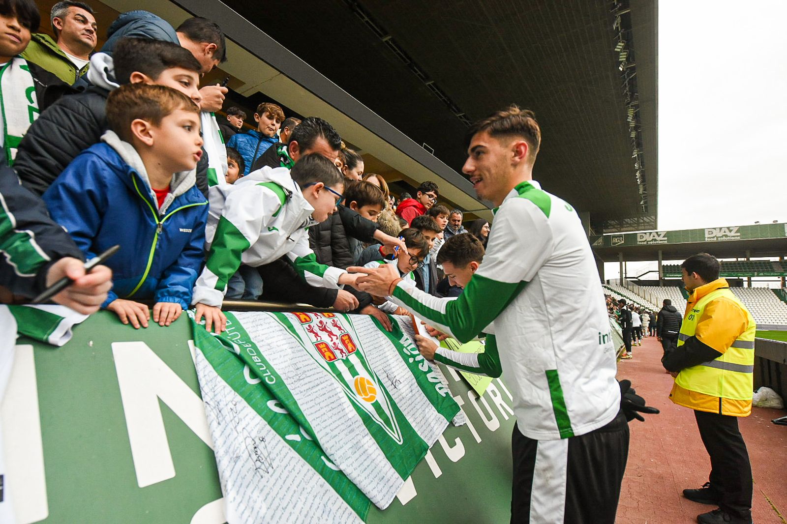 El Córdoba CF se deja querer por su afición en el Día de Año Nuevo: las fotos del entrenamiento de puertas abiertas