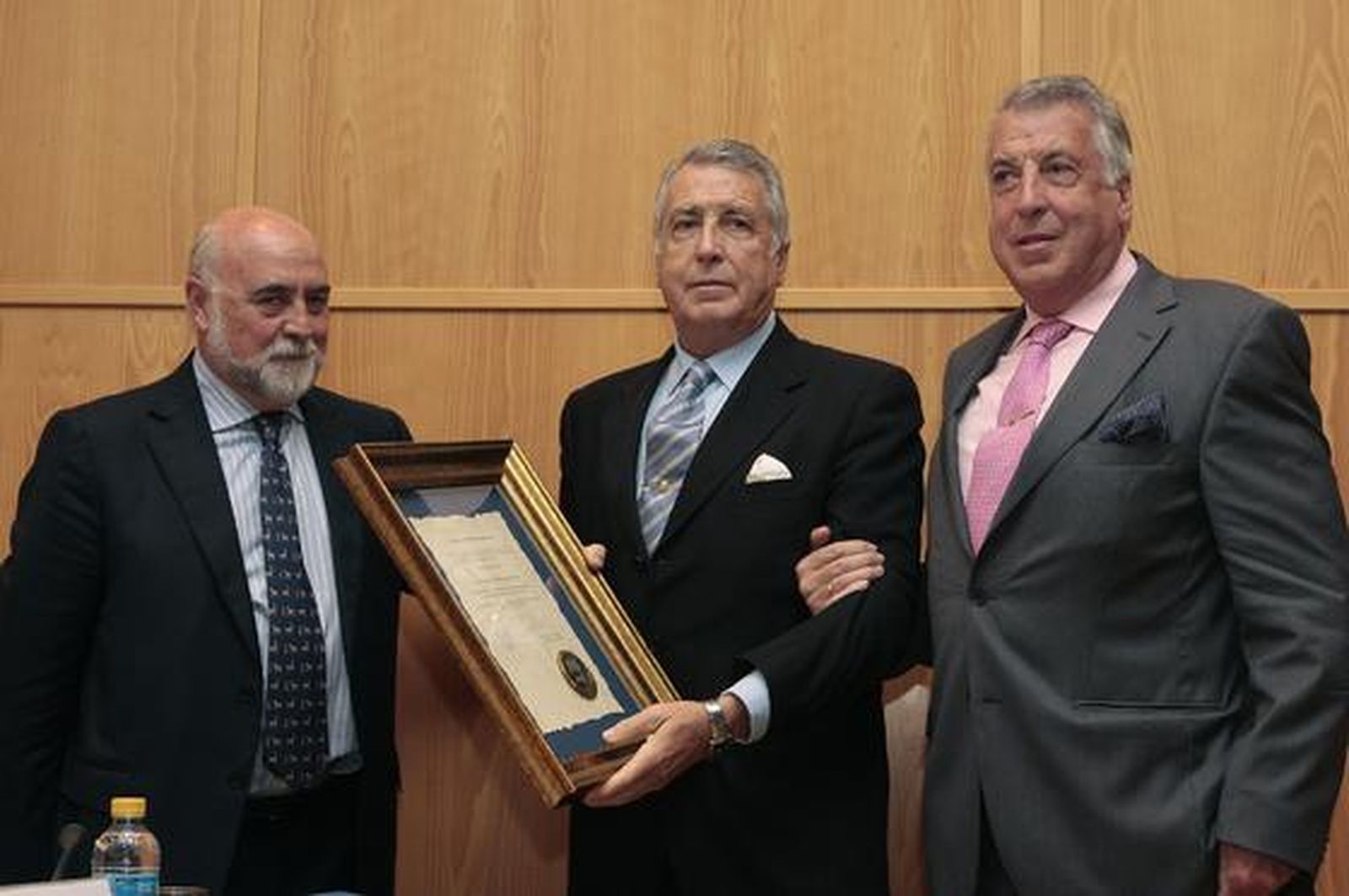 Antonio y Eulogio Castaño.Hermanos Castaño Fernández (Tartessos).
La actividad desarrollada por esta empresa cárnica desde Cumbres Mayores es ejemplo en el sector. Sus productos, incluidos en la DO Jamón de Huelva, son muy conocidos y preparan su salto al extranjero

Foto: Paqui Segarra