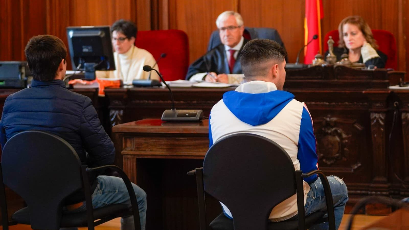 De izquierda a derecha, Manuel y Sergio comparecen ante la presidenta del tribunal, este viernes.