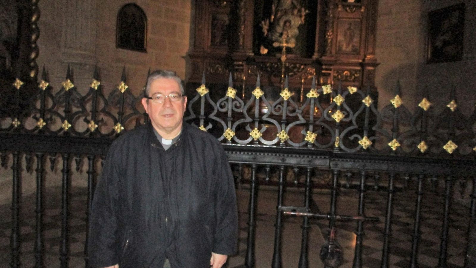 Ante una de las capillas laterales de la Catedral.