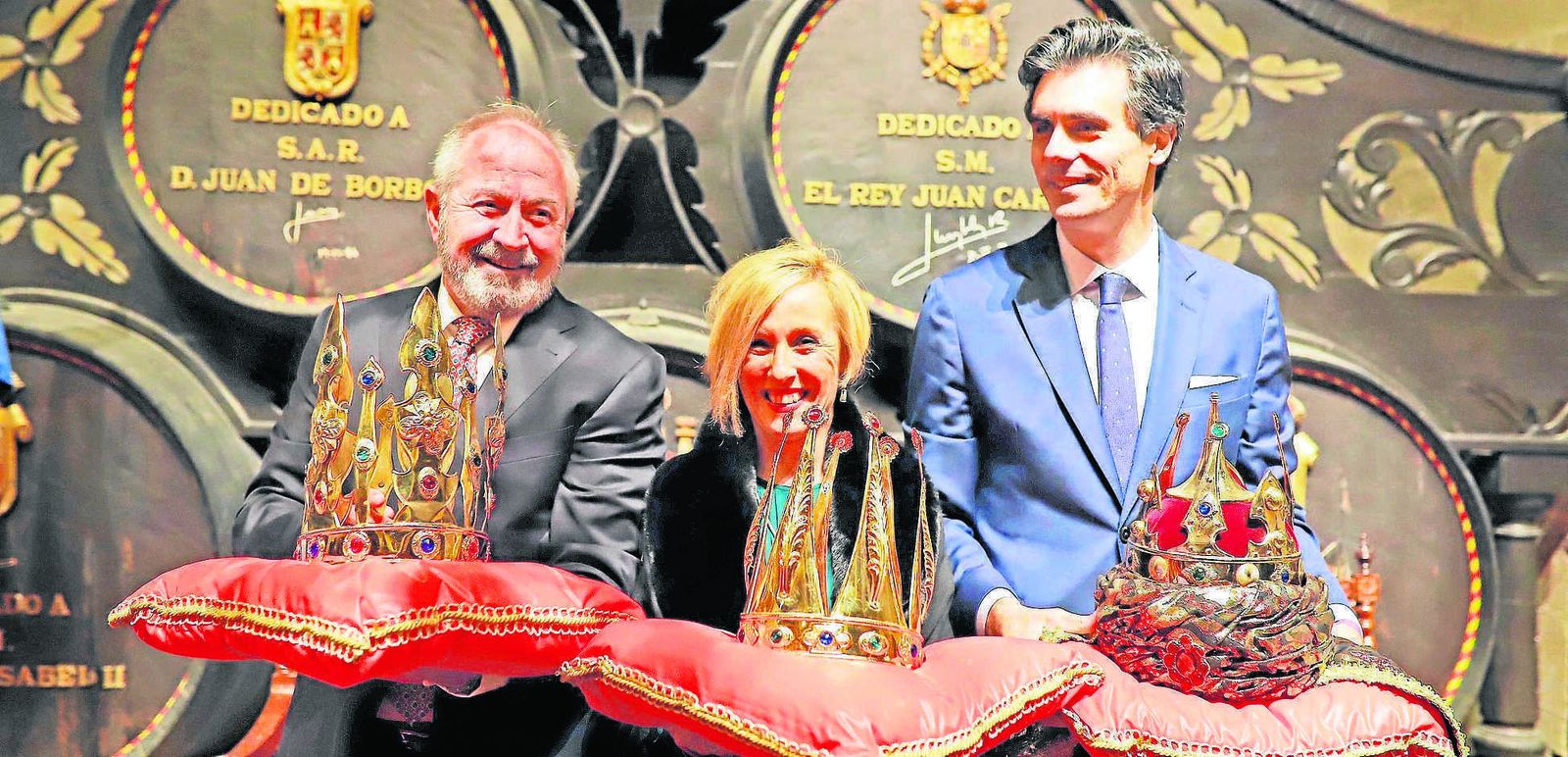 Rafael Pérez, Carmen Martín y Willy Pérez posan con las coronas de Melchor, Gaspar y Baltasar en el acto de su presentación.