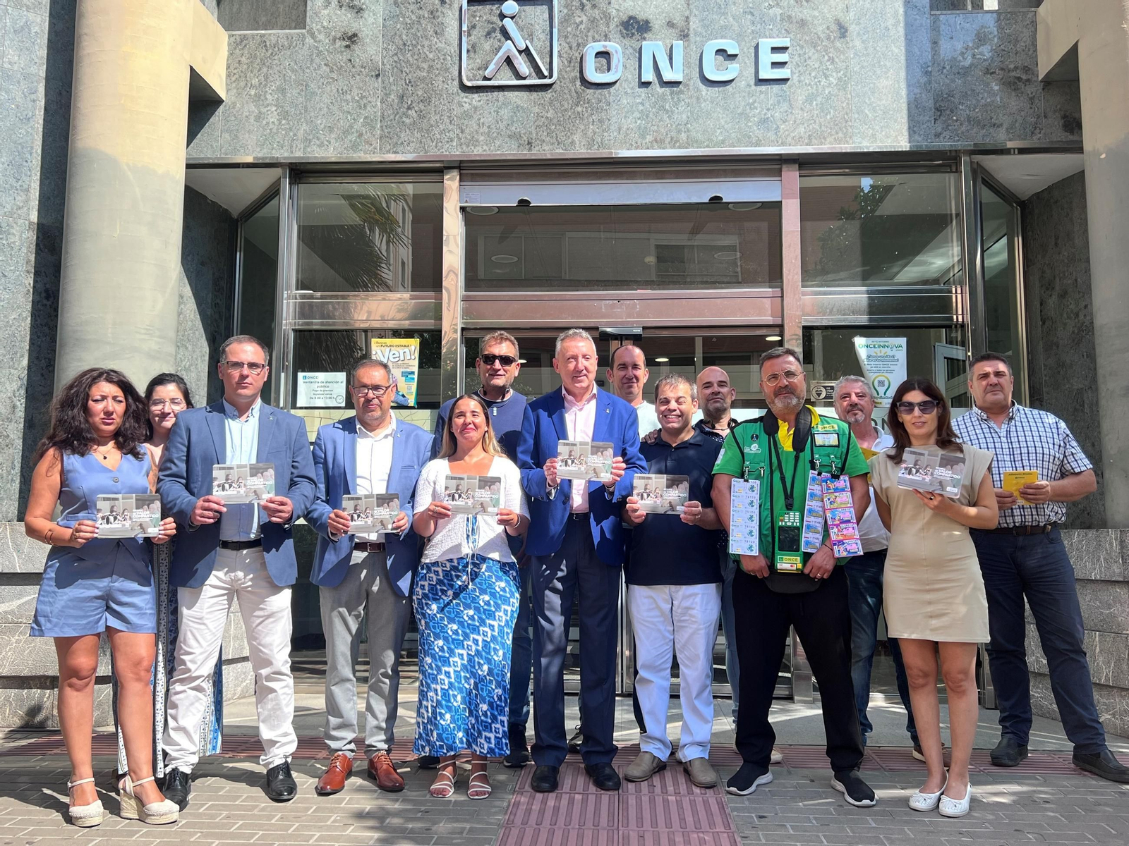 El delegado de la ONCE en Andalucía, Ceuta y Melilla, Cristóbal Martínez (en el centro) en la presentación balance de la actividad social y económica de la organización en la provincia de Córdoba. Junto al director en Córdoba Francisco Valderas, el profesor de braille, Alberto Bargiela y otros miembros del Grupo Social ONCE