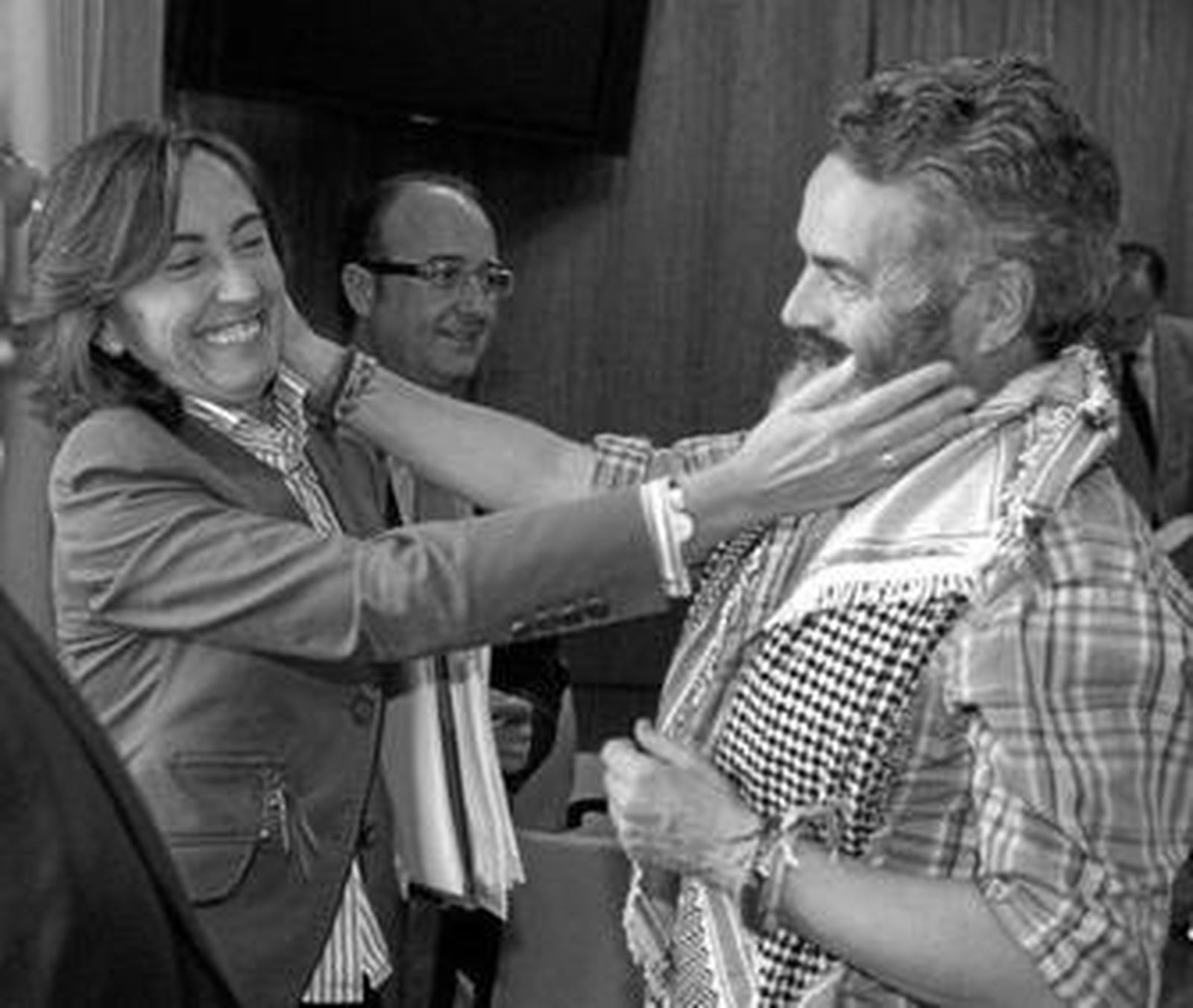 Rosa Aguilar se despide, ayer, de Juan Manuel Sánchez Gordillo en el Parlamento andaluz.