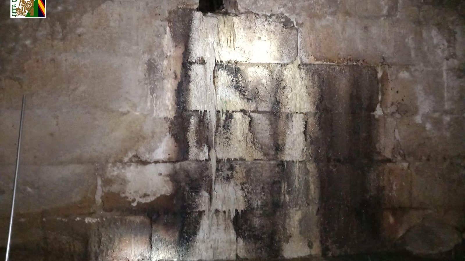 Hueco por el que se evacuaba el agua residual al Darro