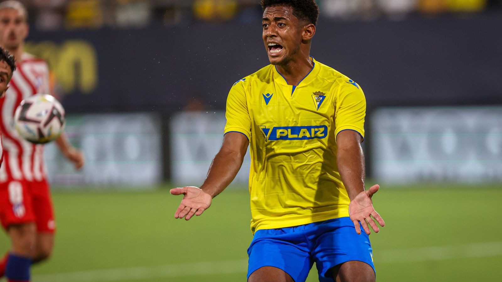 Gesto de rabia e impotencia de Choco Lozano en una jugada.