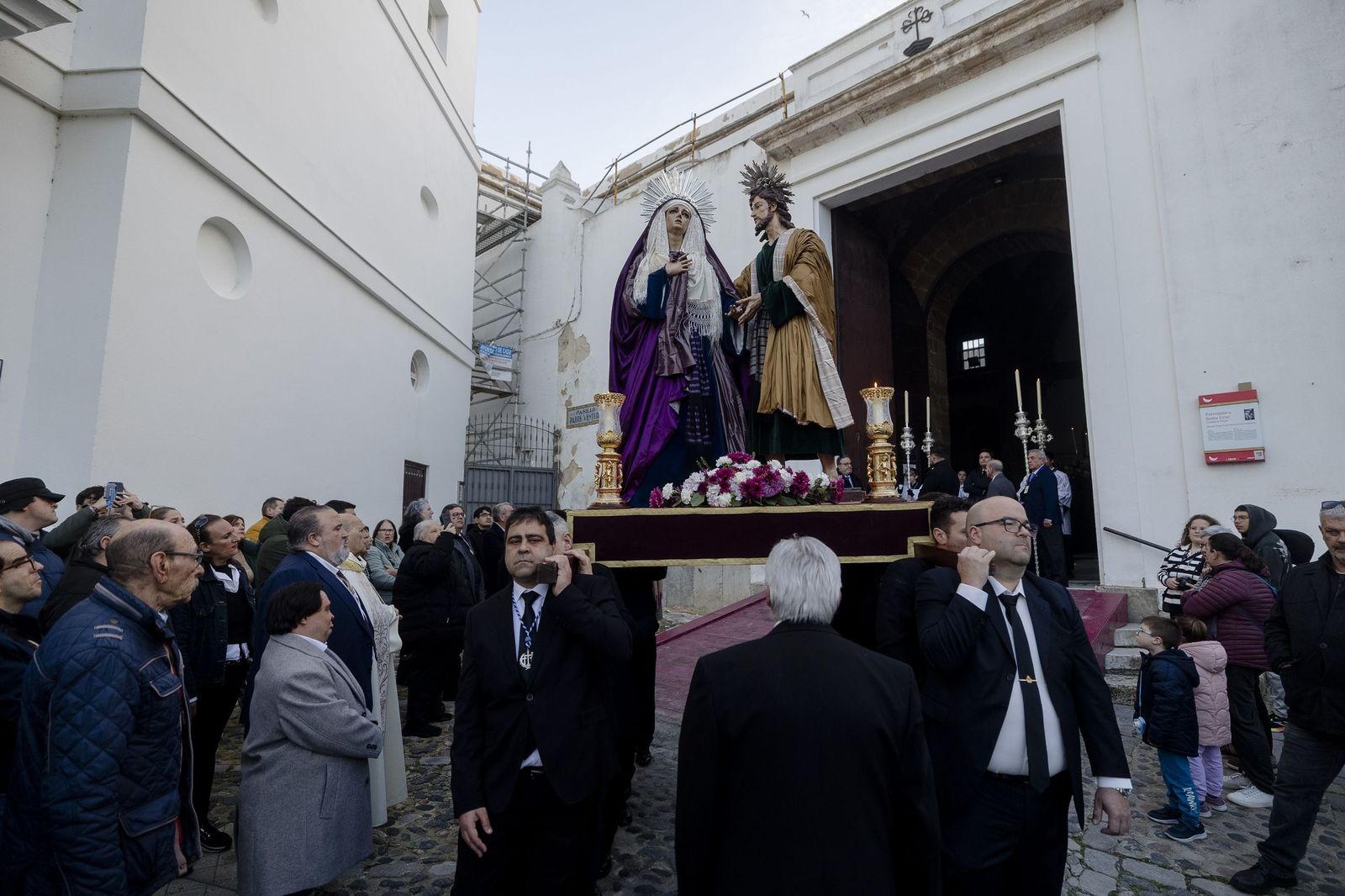 Las imágenes de los traslados de las cofradías de Santa Cruz