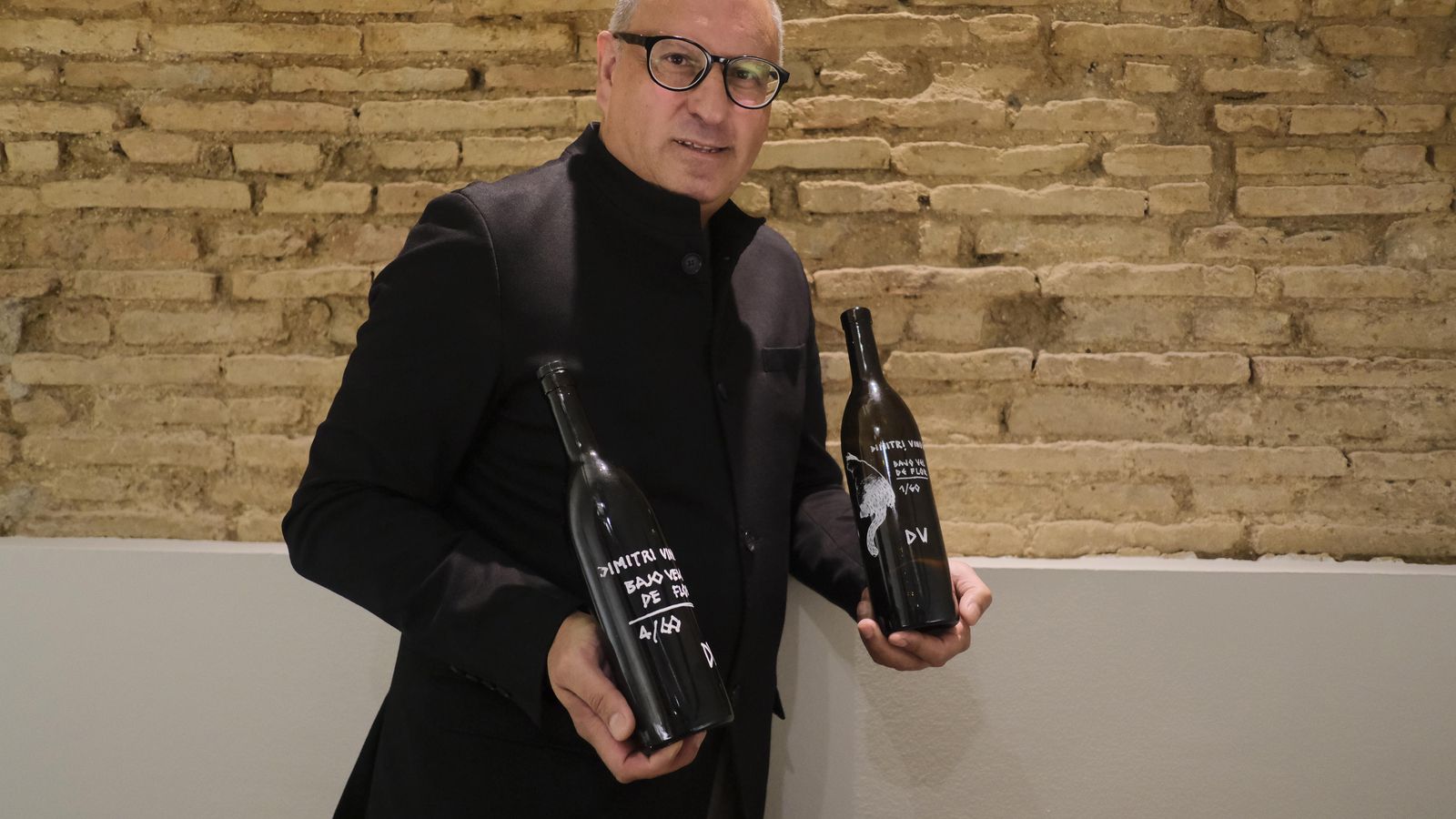 Miguel Conde, sumiller del restaurante Bardal con una edición limitada de Dimitri. Miguel Conde, sumiller del restaurante Bardal con una edición limitada de Dimitri.