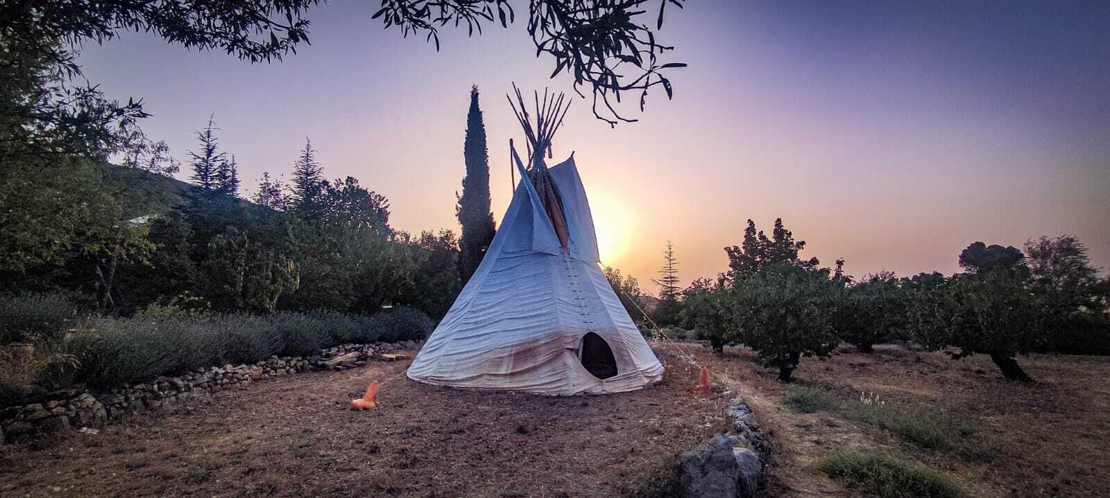 Un auténtico tipi indio hace las delicias de los más pequeños.