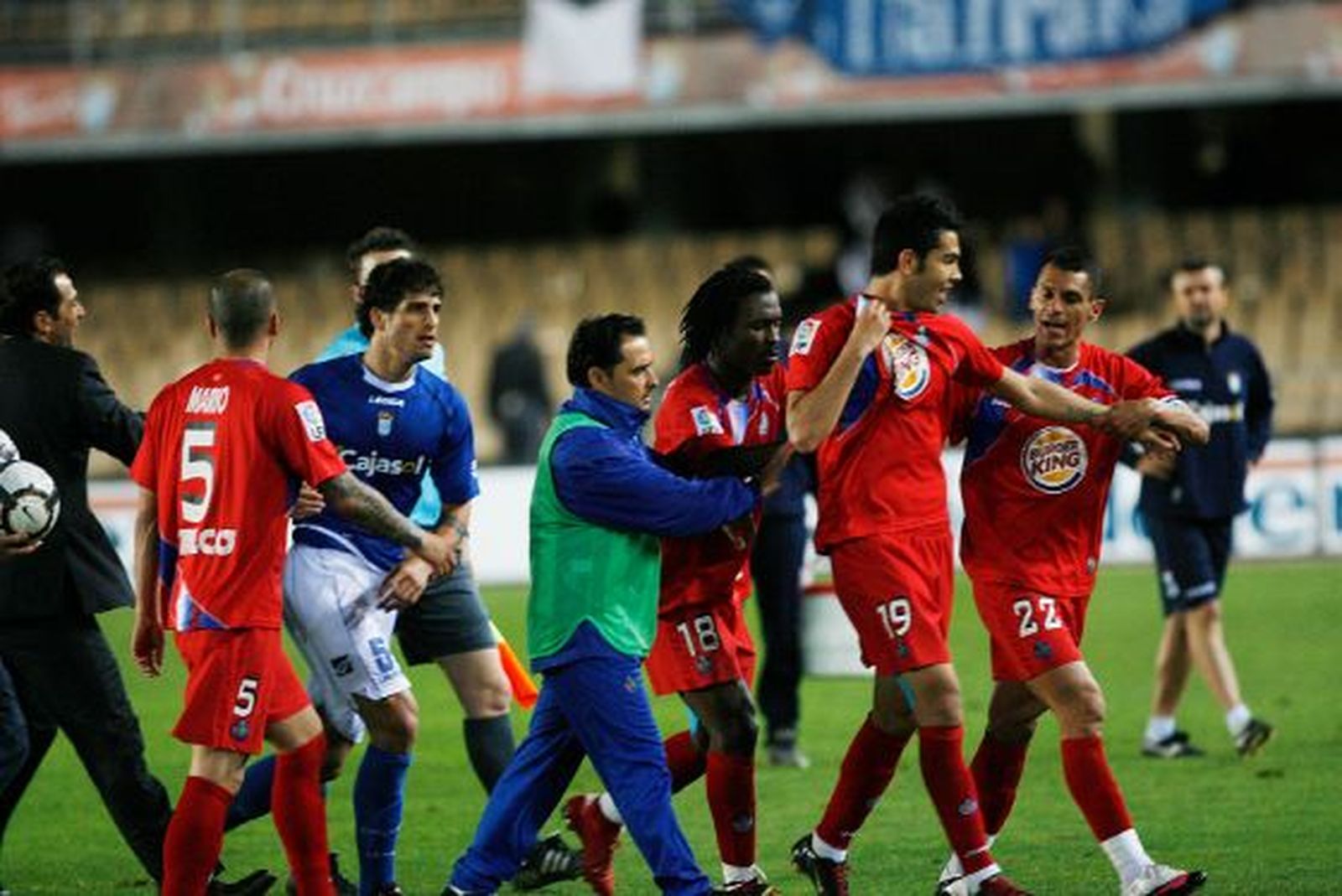 La otra bronca (rabia en argentino) la produjo el resultado (0-1) que deja al Xerez con menos opciones para salvar la categoría.

Foto: Pascual