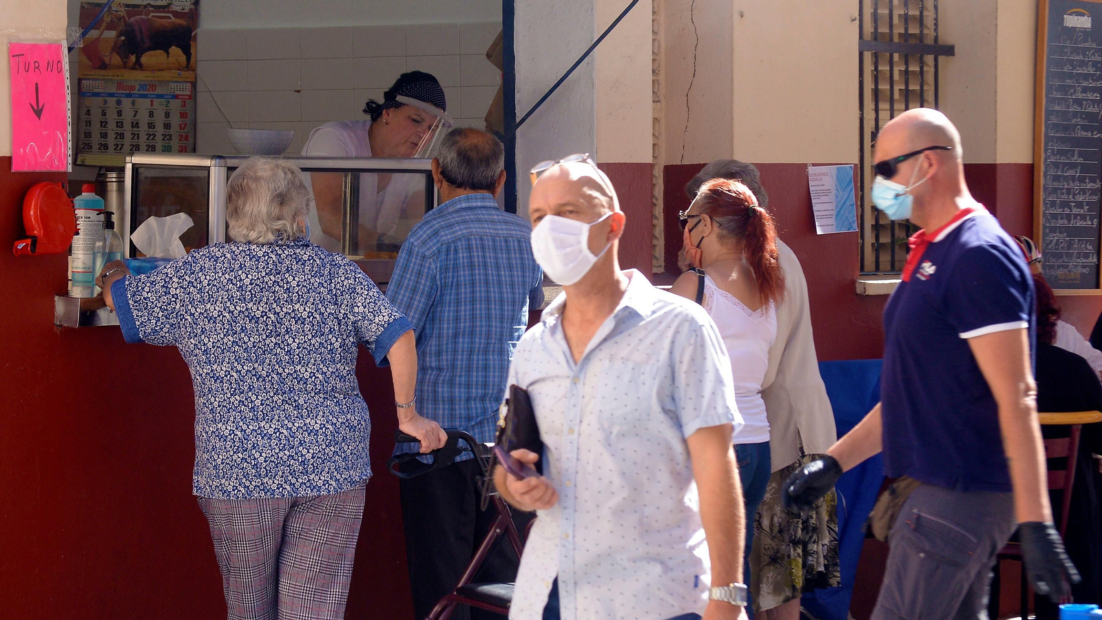 Gente con mascarillas por las calles de La Línea.