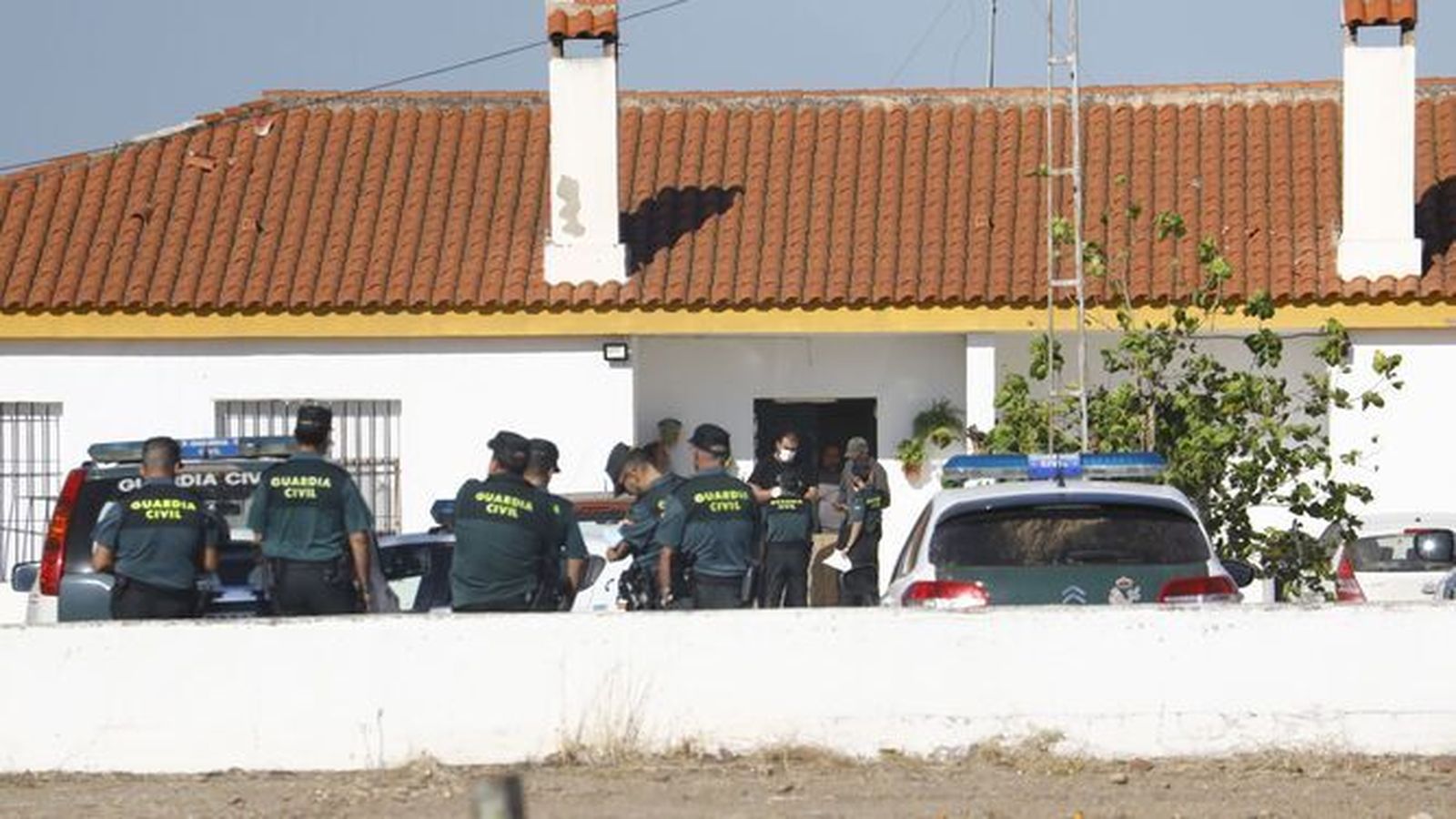 El portavoz del SAT, junto al exdiputado Diego Cañamero, conversan con la Guardia Civil en Somonte.