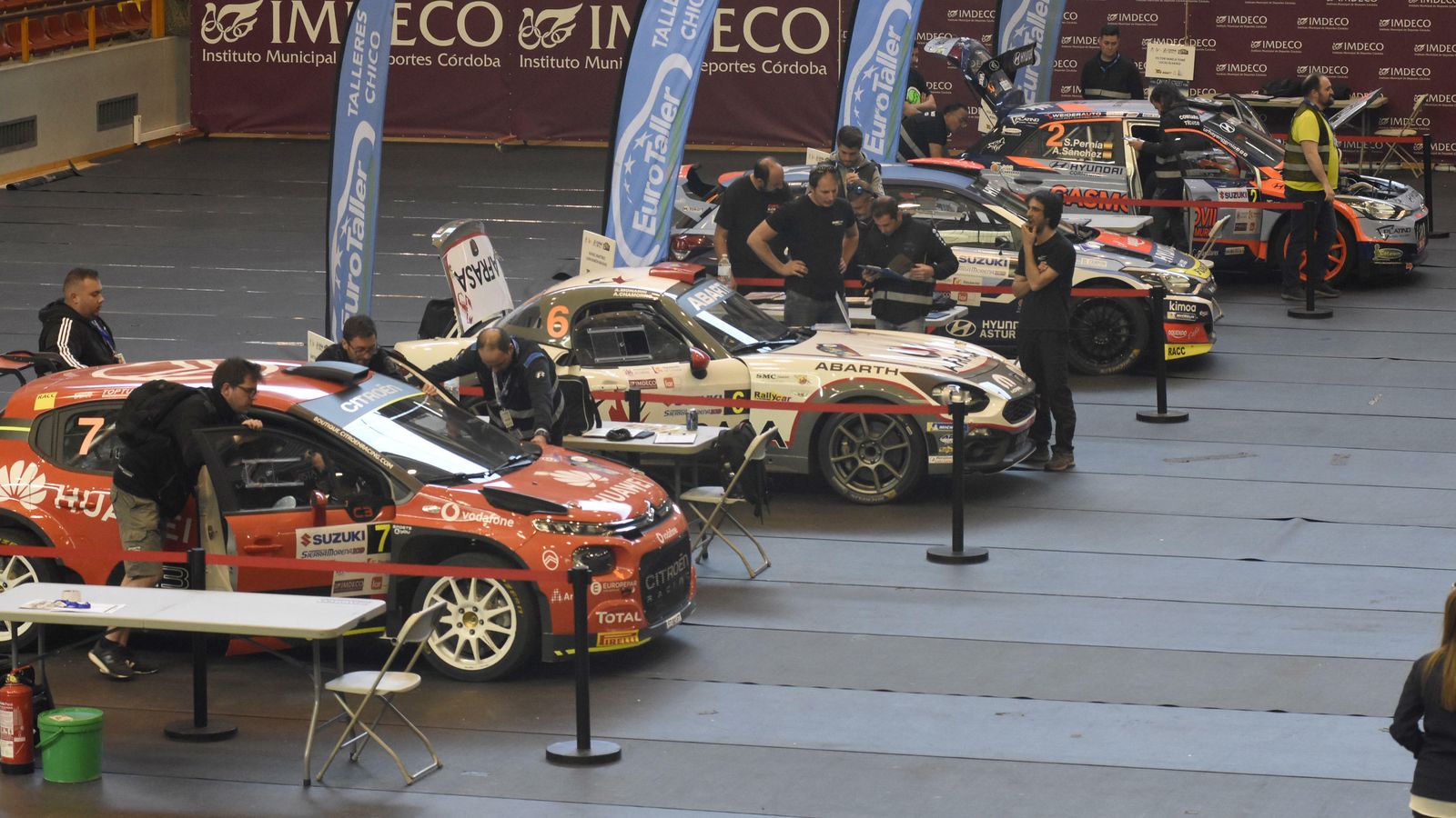 Los coches de los favoritos pasan las verificaciones técnicas en Vista Alegre.