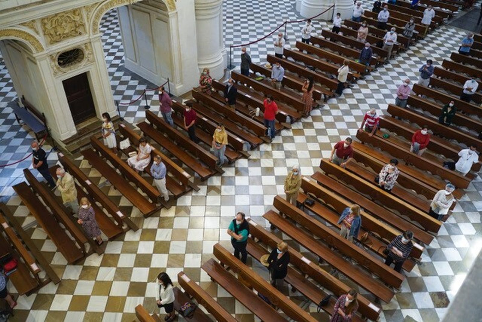Fotos: La Catedral de Granada vuelve a celebrar misa