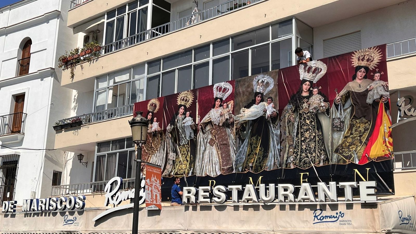 La decoración instalada en la fachada del restaurante Romerijo.