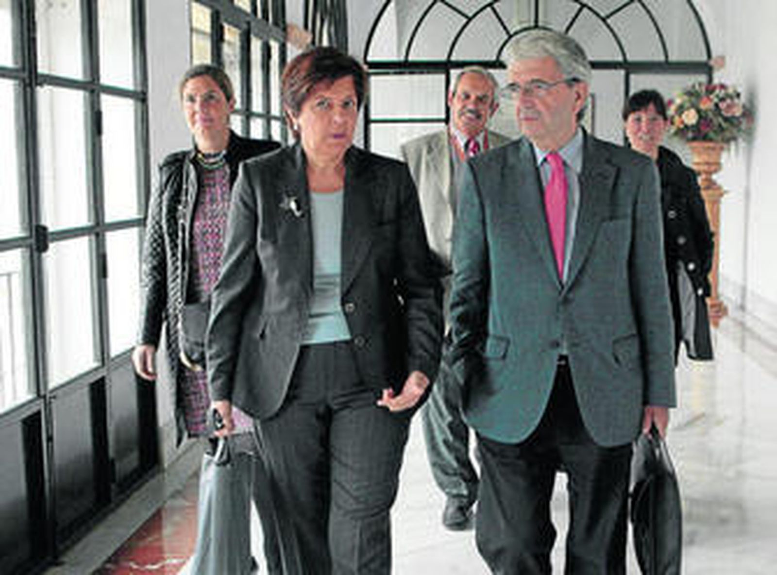 Josefina Cruz Villalón entra a la comisión parlamentaria con el viceconsejero José Salgueiro.