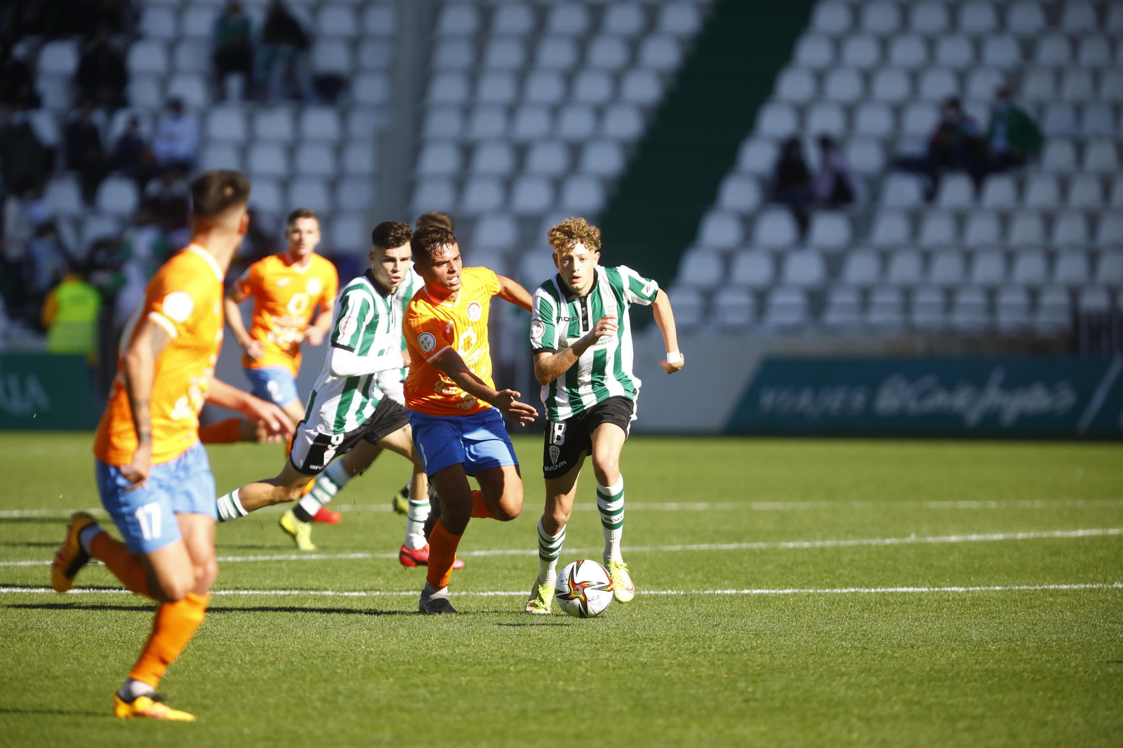 Simo conduce el balón en el anterior encuentro ante el Panadería Pulido.